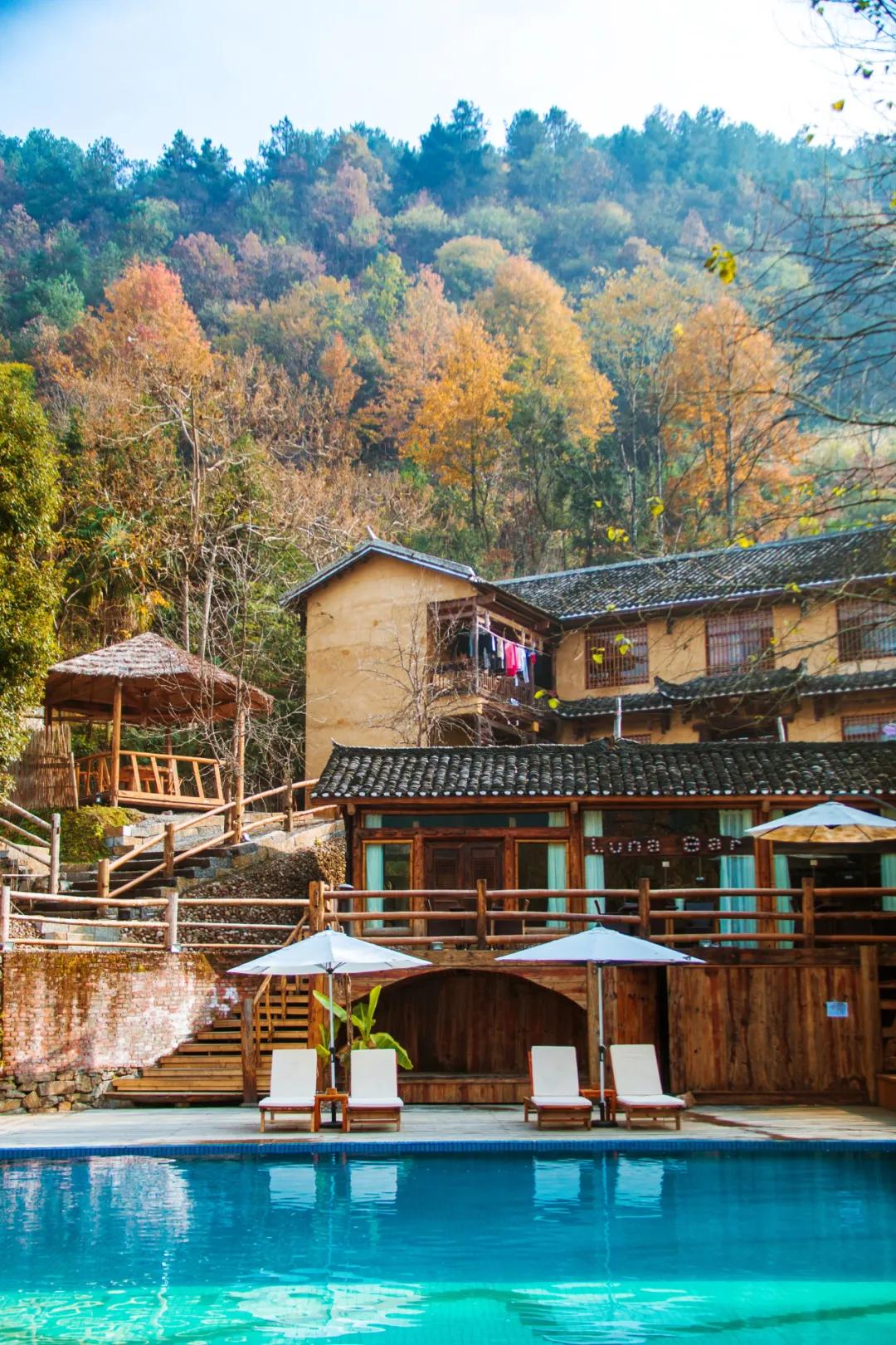 神仙眷侣辞掉高薪工作，爆改废弃山谷，悬崖高空造无边恒温泡池