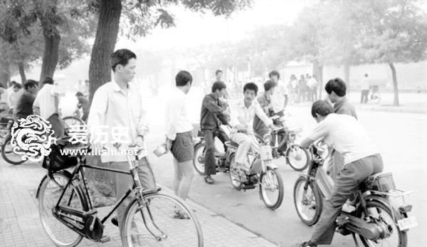 80年代年轻人的幸福生活开个小摩托比大奔还气派