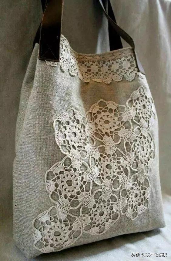 钩好的几片蕾丝缝到布艺抱枕和包包上，身价立马倍升