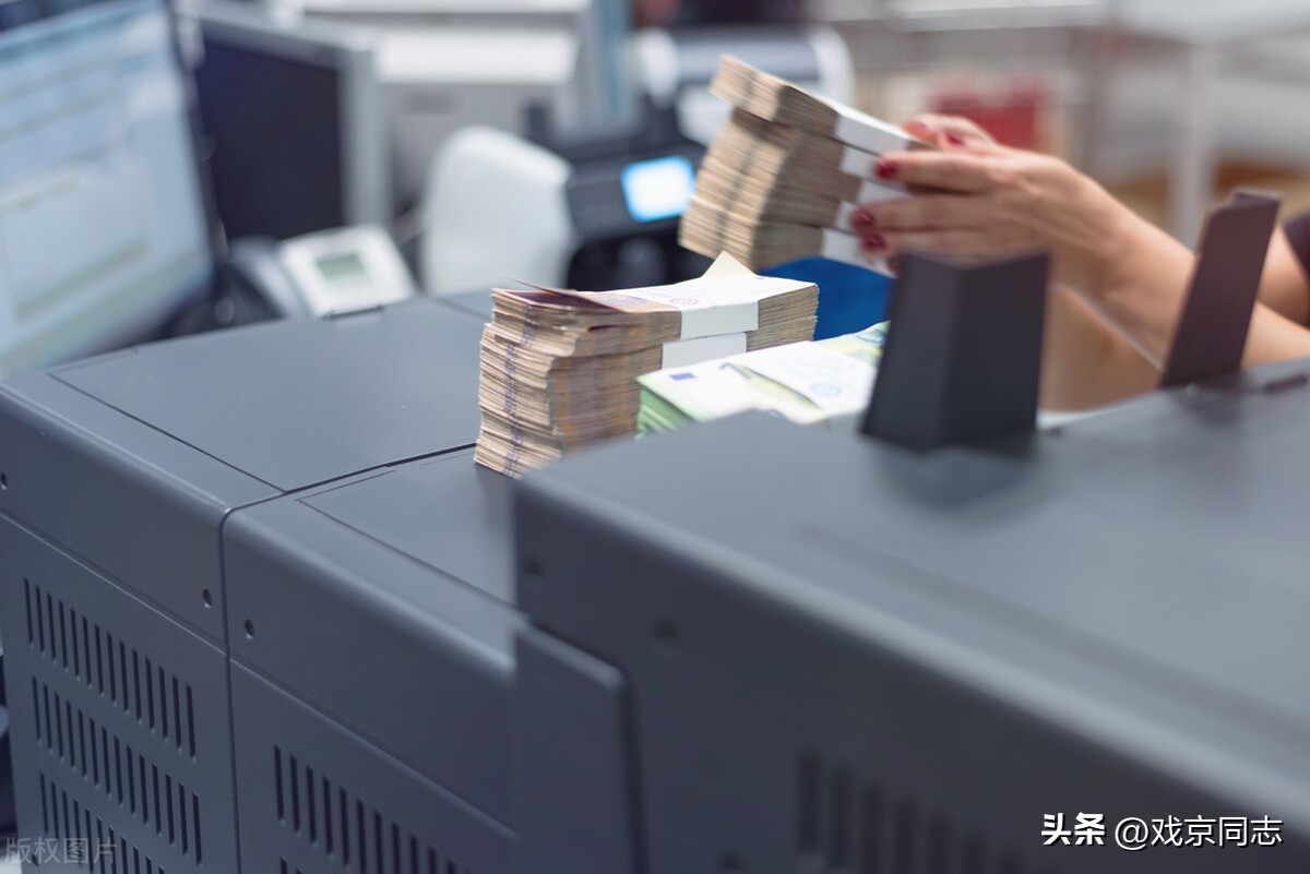 有200万存款老婆可以不上班吗,200万放银行半年有多少利息