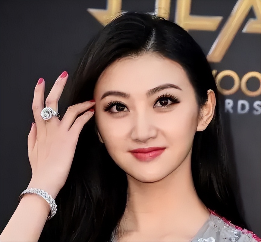 强捧不红景甜：坐拥3.5亿豪宅被张继科拒婚，资源逆天金主成谜