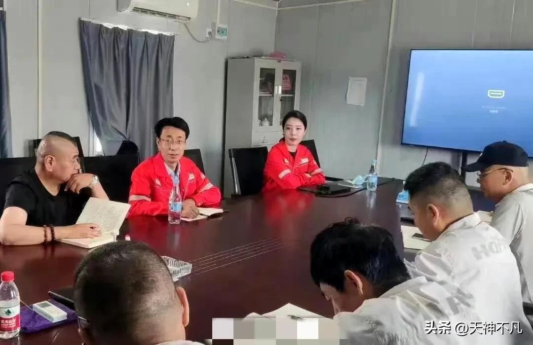 中石油通报高管牵手女子背景,石油公司董事长曝光事件曝光者