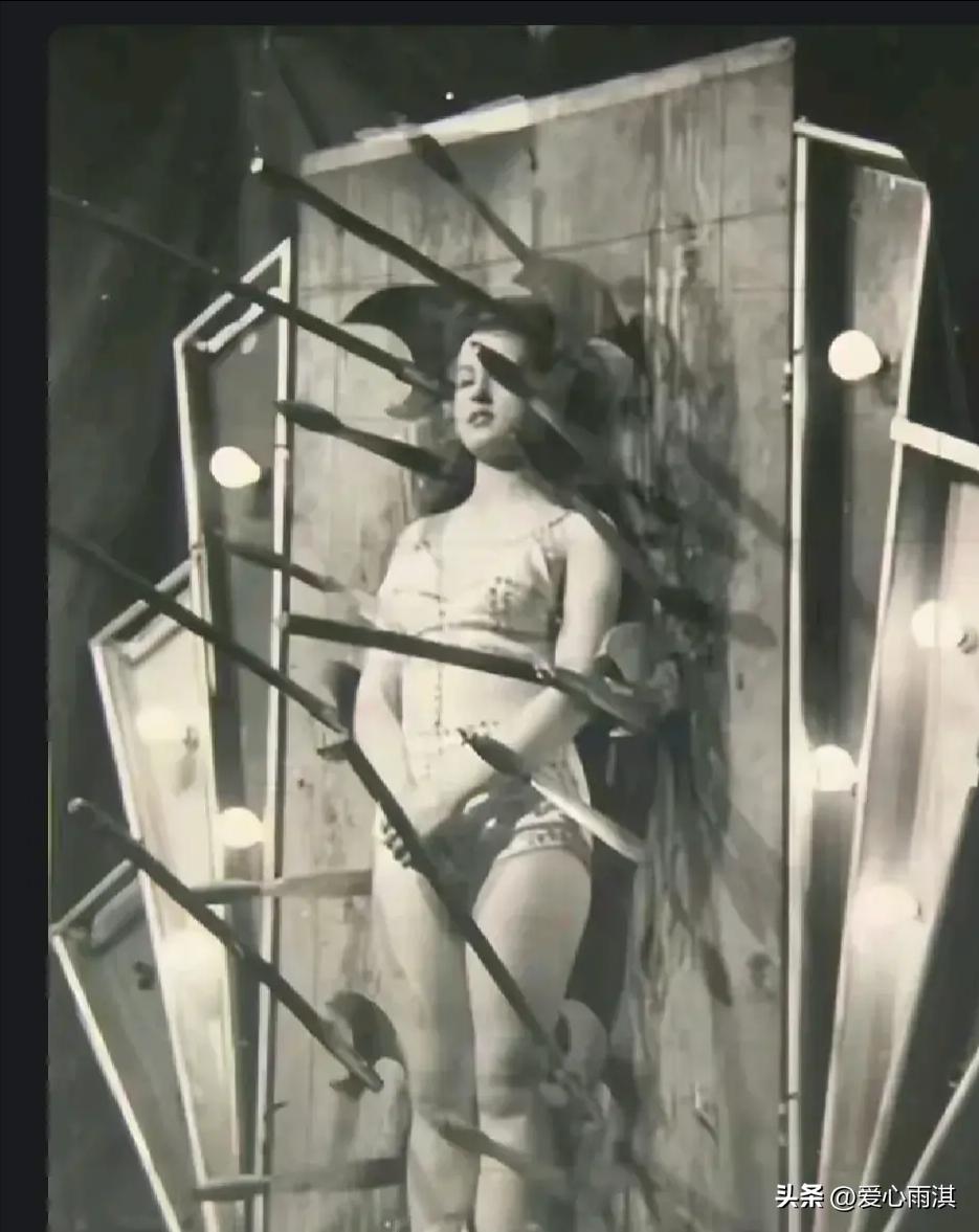 珍贵照片，日军*杀屠**老百姓强奸妇女，用刀剖开肚子，看看多残忍