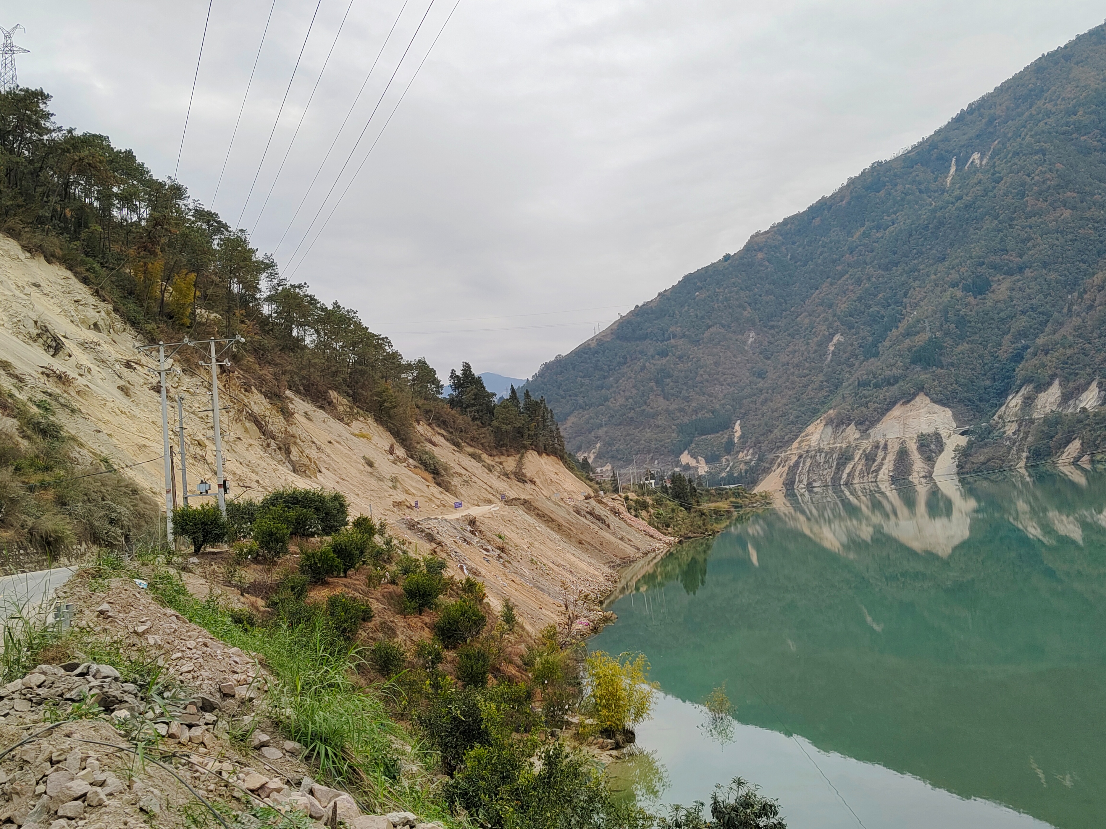 泸定地震三个月后：失联牧羊人和76只羊仍未找到，有村民失去年入几万的收入被迫租房，因物价贵一天吃2顿饭