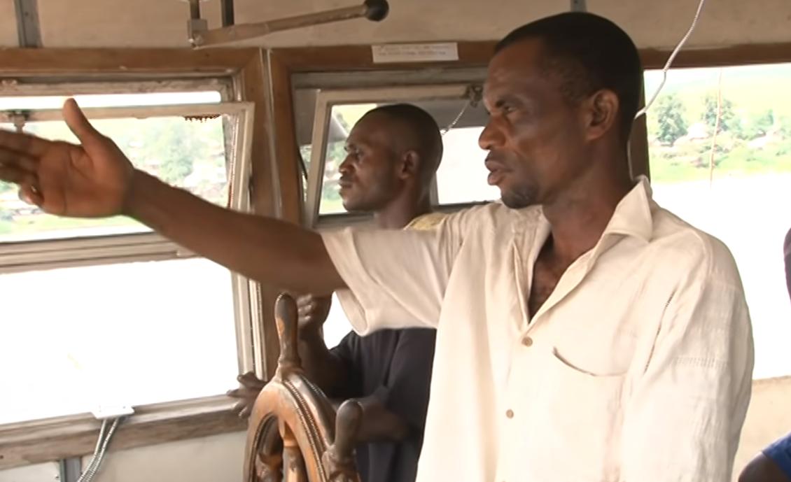 穷国地狱之船！无水无电无厕所，2000人挤爆还在上面生孩子