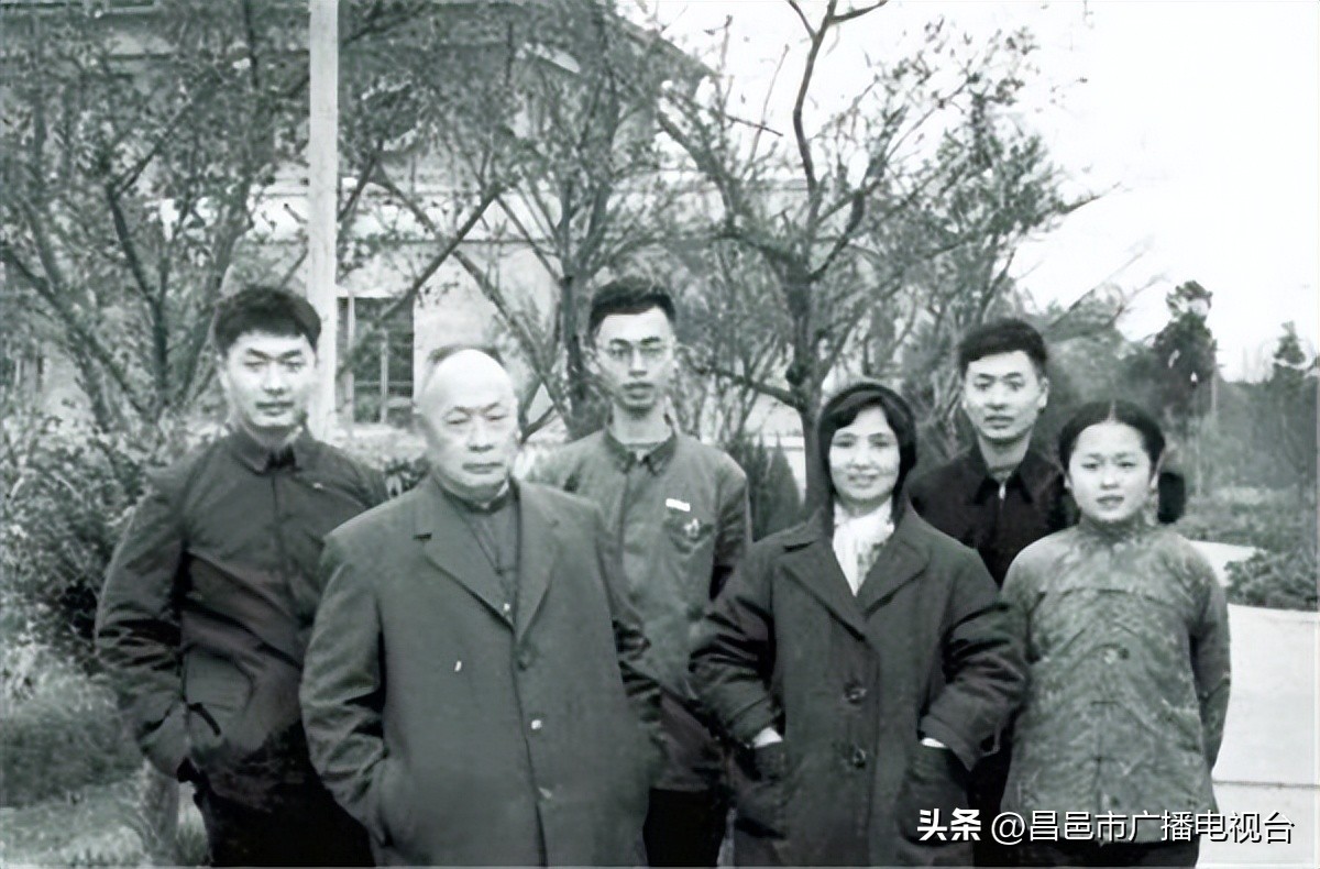 老蒋审视十大元帅名单，指着一个人对宋美龄感叹：这个人太厉害了