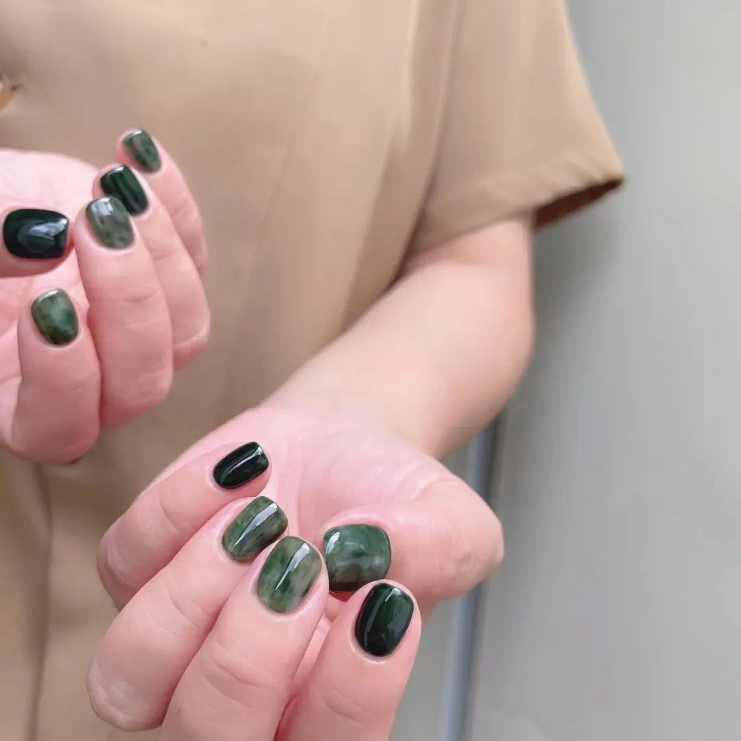 手黑黄做什么颜色的美甲显手白,莫兰迪美甲色显手白吗