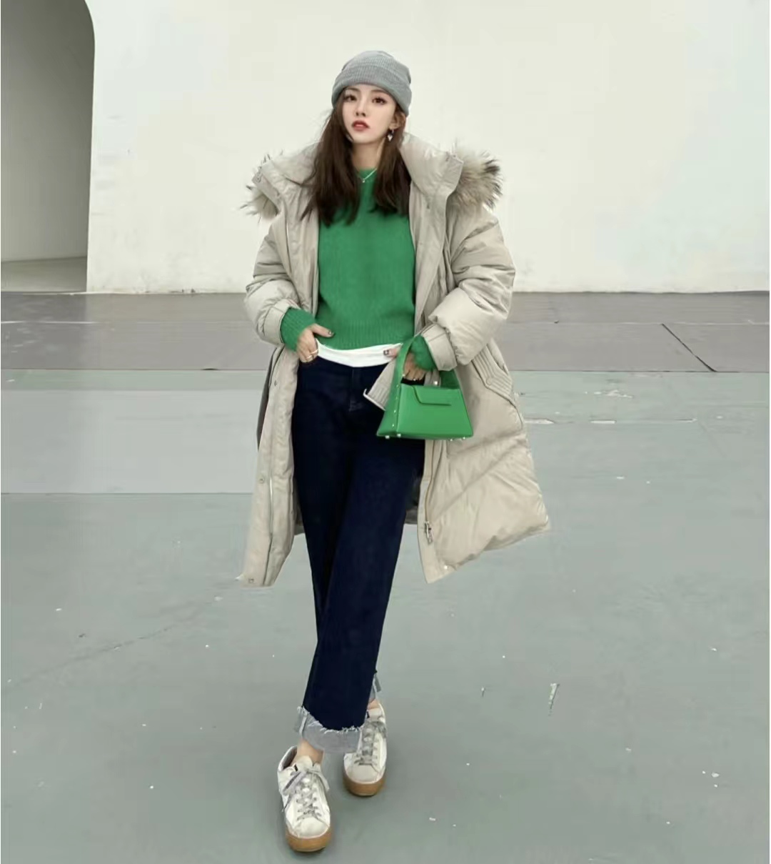 冬季穿什么颜色的羽绒服最百搭,流行的冬季羽绒服颜色搭配