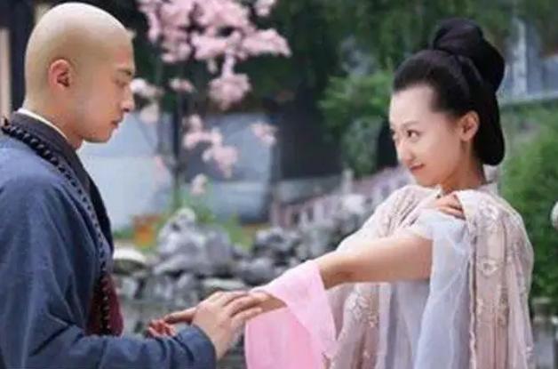 靠女人上位的太监，让皇帝当儿子，逼皇帝吐血，杀了皇帝