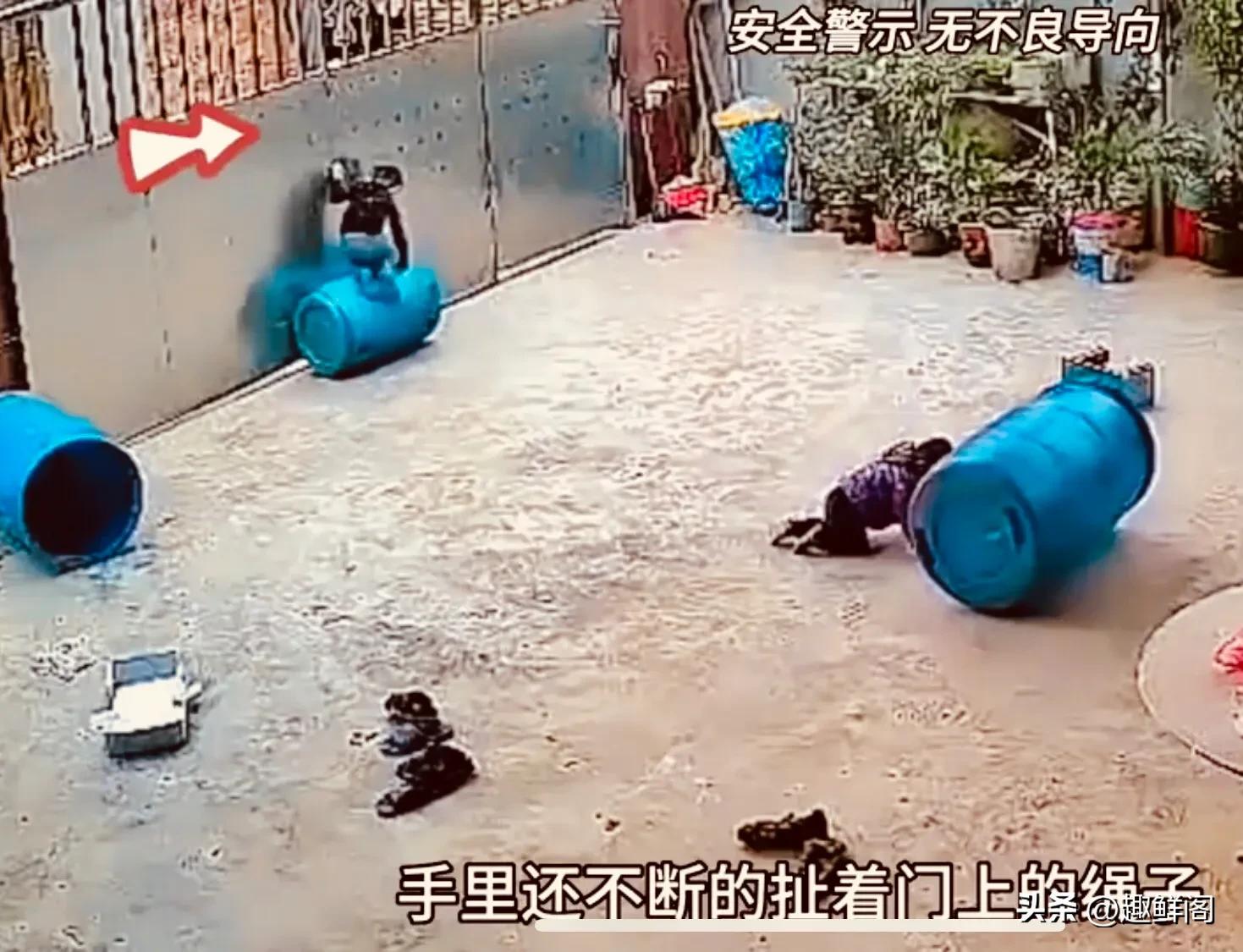 小男孩脖子被绳子挂住,小孩不慎被绳子挂住脖子完整