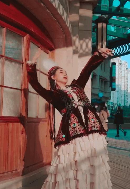 90后湖北姑娘拍56个民族服饰抖音,95后女孩耗时247天拍摄56民族服饰