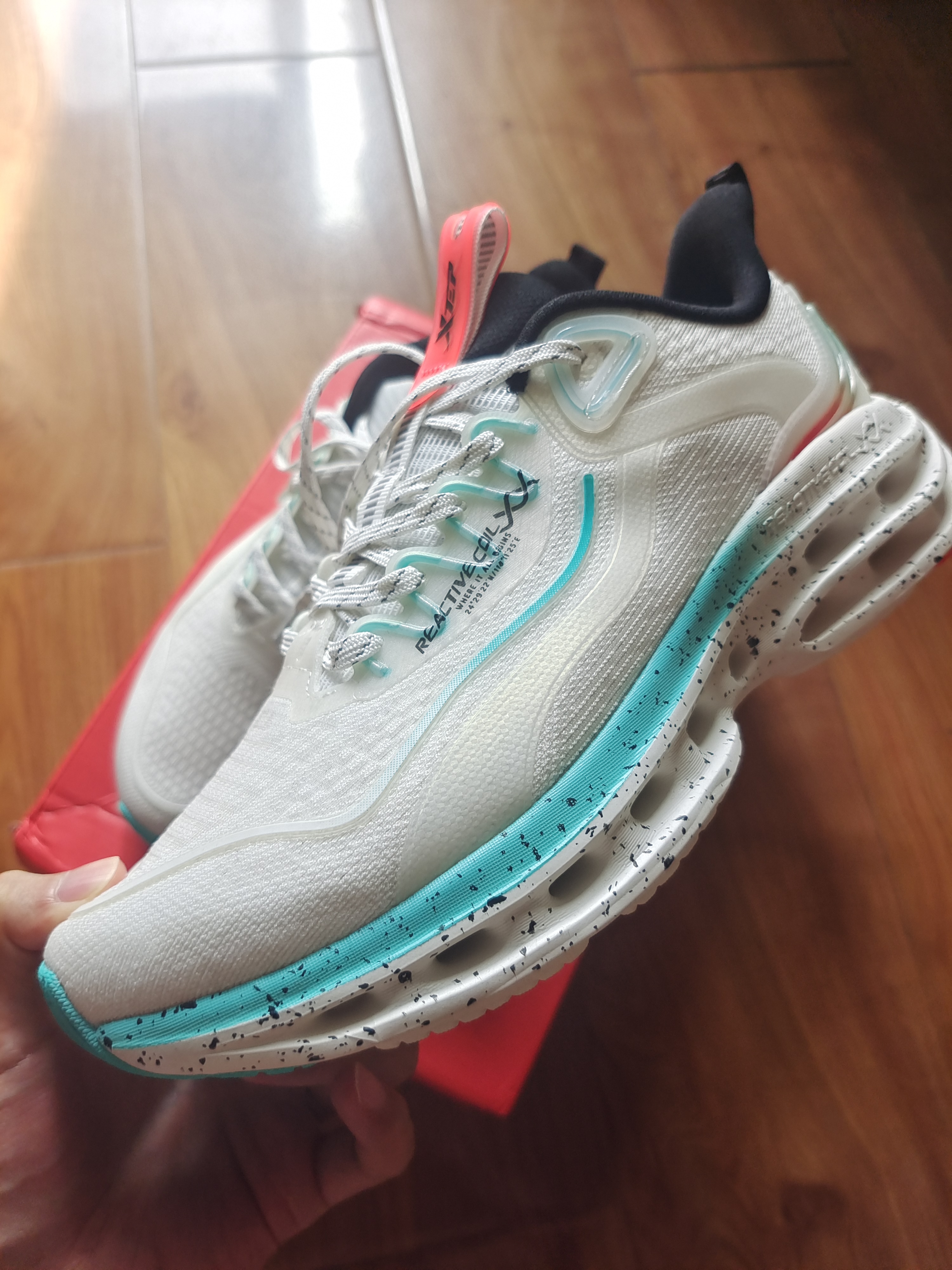 特步也崛起了！减震旋跑鞋来袭，9年结构缓震，成就夏日通勤佳品