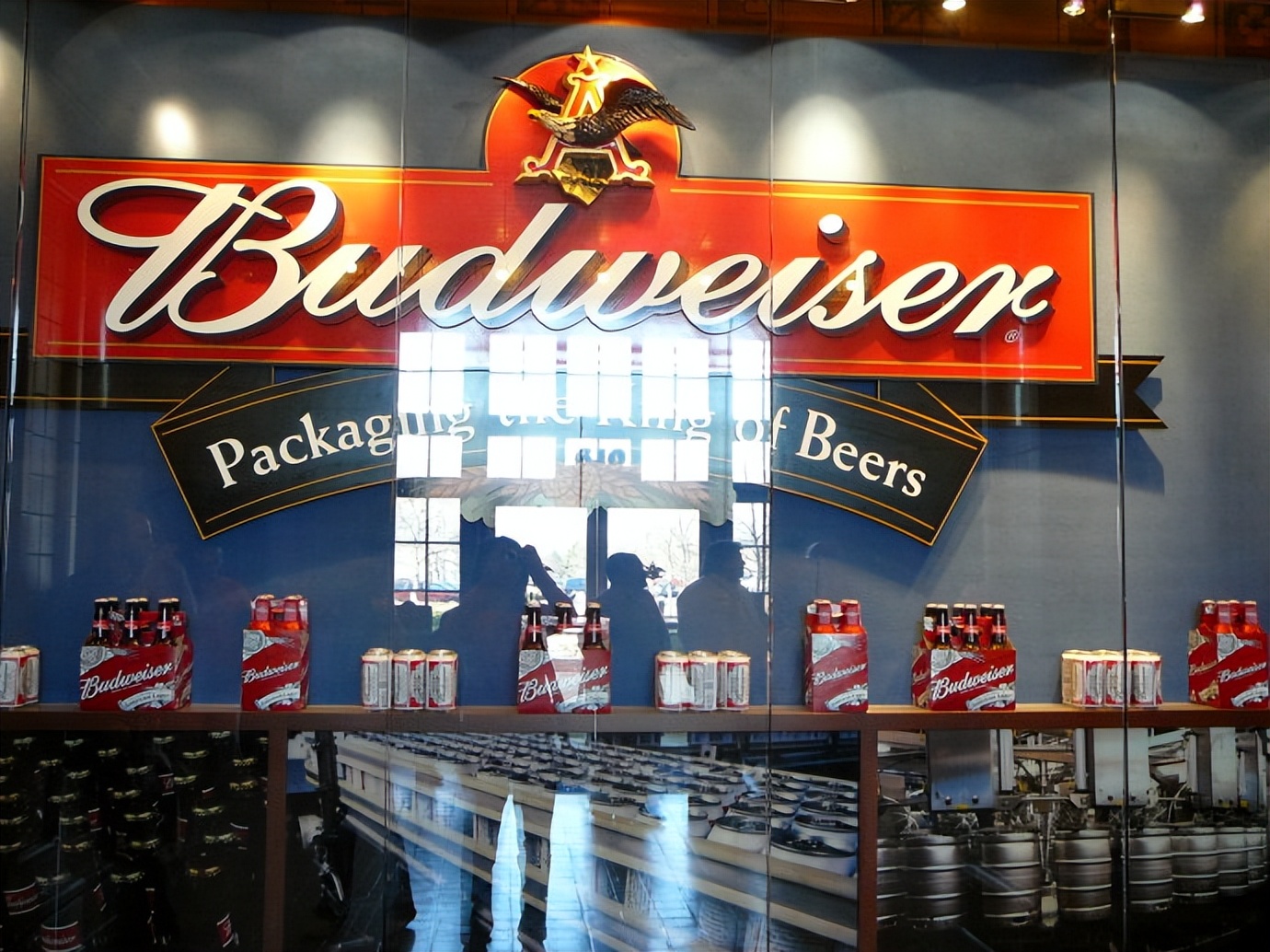 啤酒巨头百威，为何一夜之间风评转差？网友：步子迈太大了