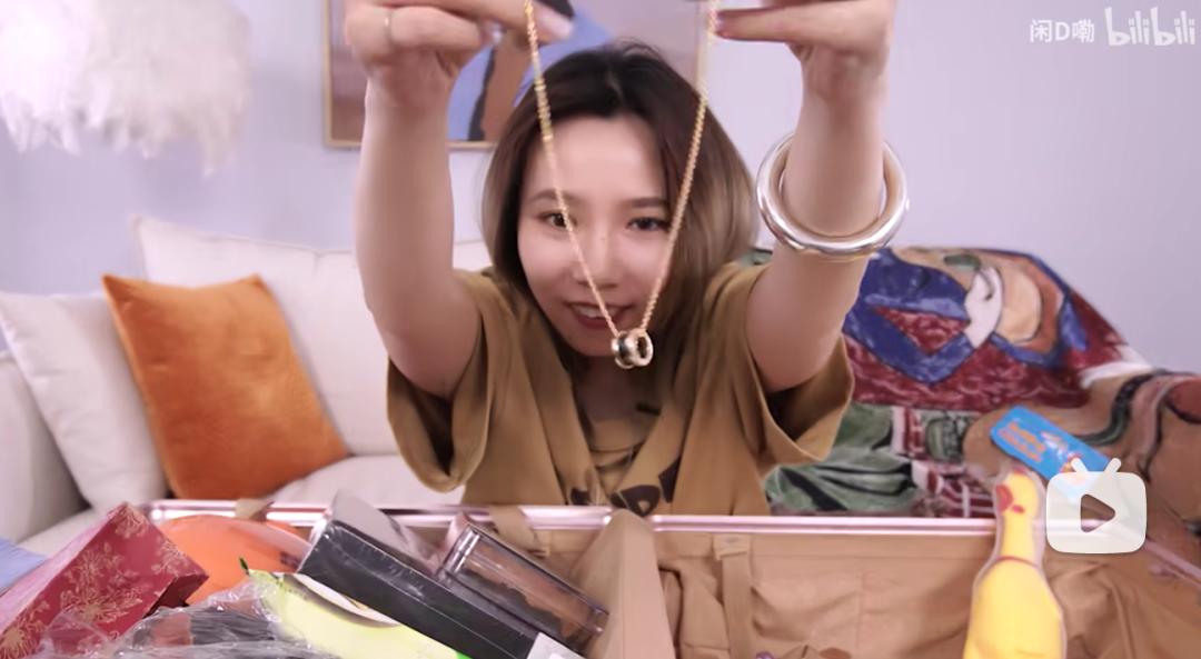 “无人认领”行李箱竟成盲盒网上开卖，有人开出奢侈品……