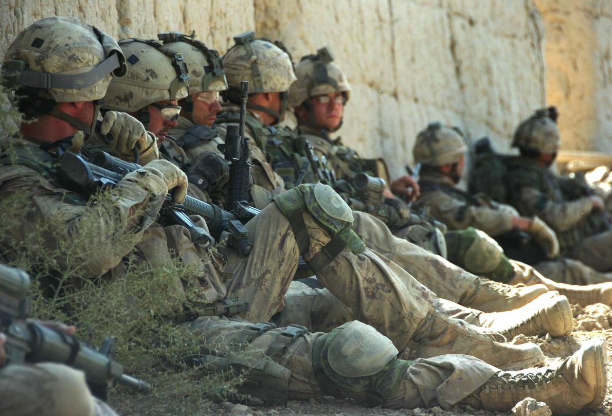 19岁华裔少年加入美军后饮弹自尽,留下一本日记,华人看后*行游***威示**