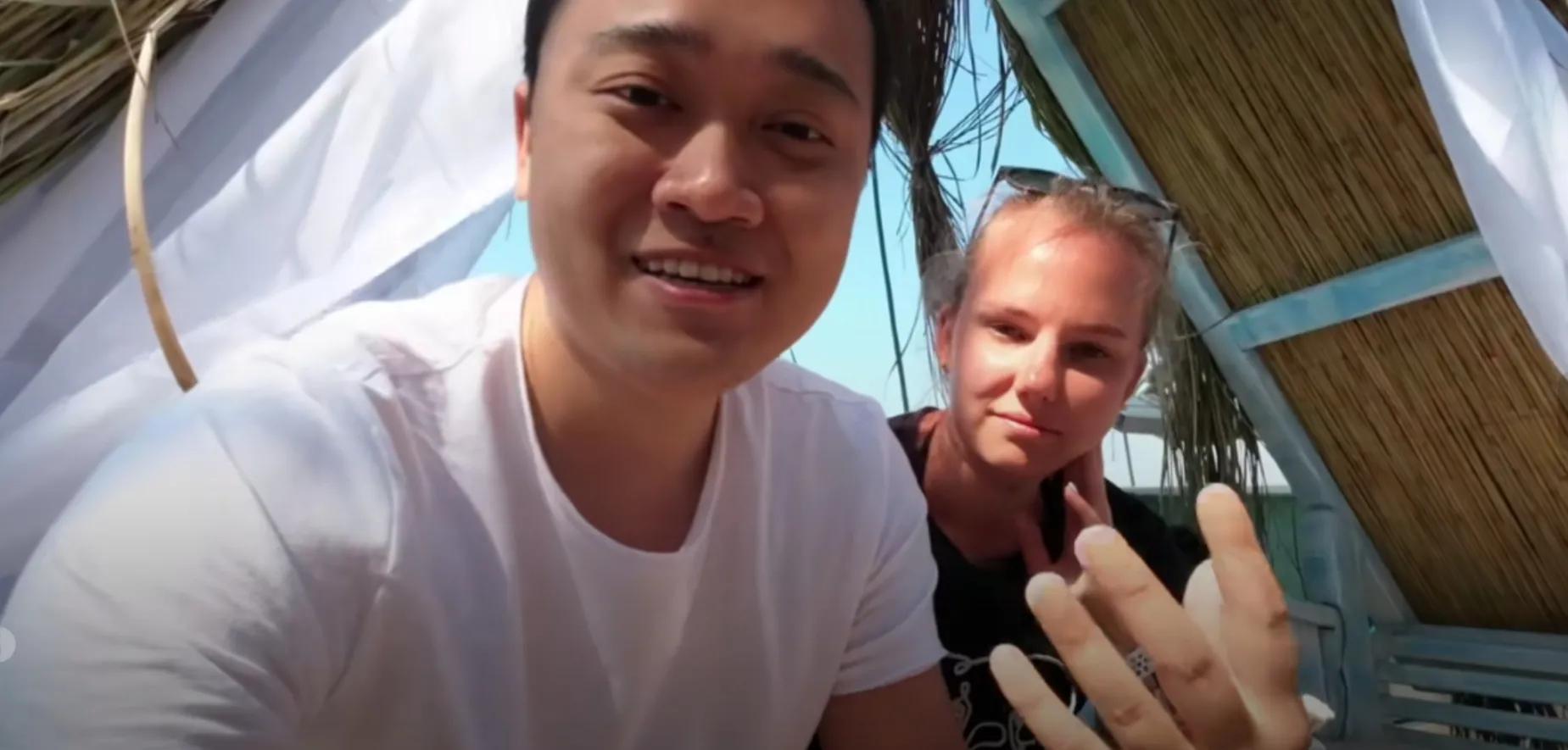 云飞买到回国机票，幸福来得太突然，这个礼物对热妮娅来说太珍贵