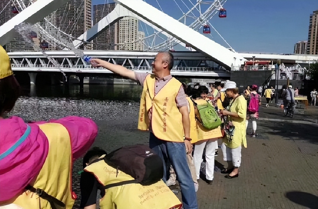 农夫山泉面对消费者对瓶装水质疑,农夫山泉如何称霸瓶装水