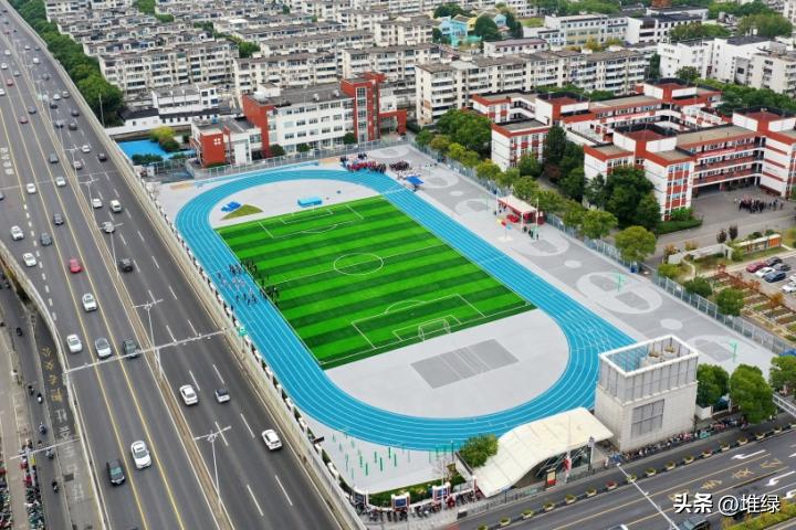 在刚竣工3天的运动场上比赛,是一种什么体验?