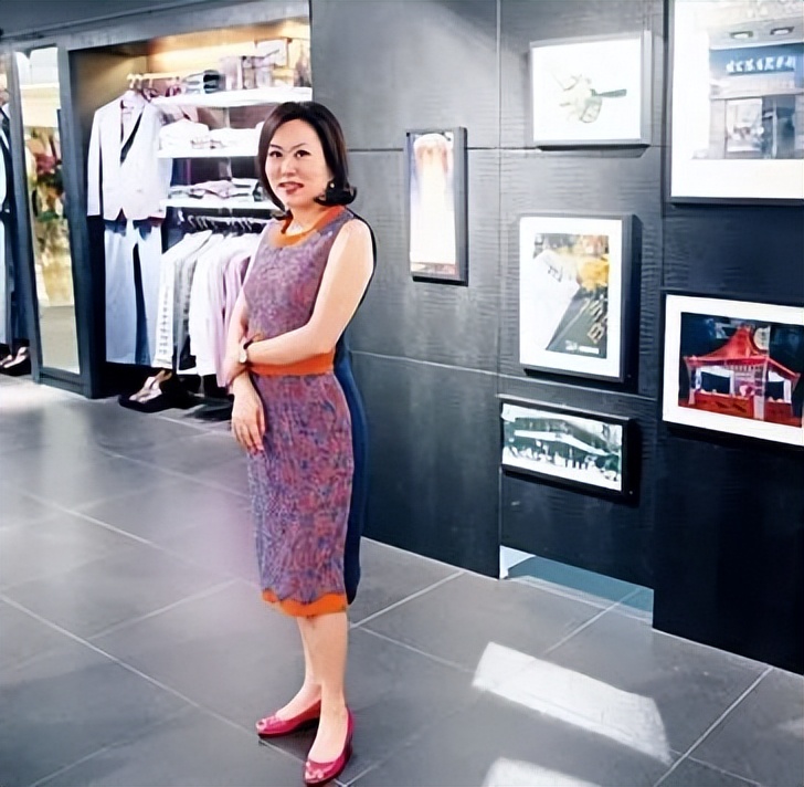 鳄鱼牌T恤与香港富家美女林炜珊，富过三代，她用什么驾驭未来？