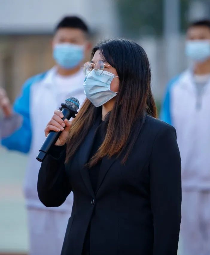 3000多名师生传递国旗为祖国庆生,开学典礼百人传旗