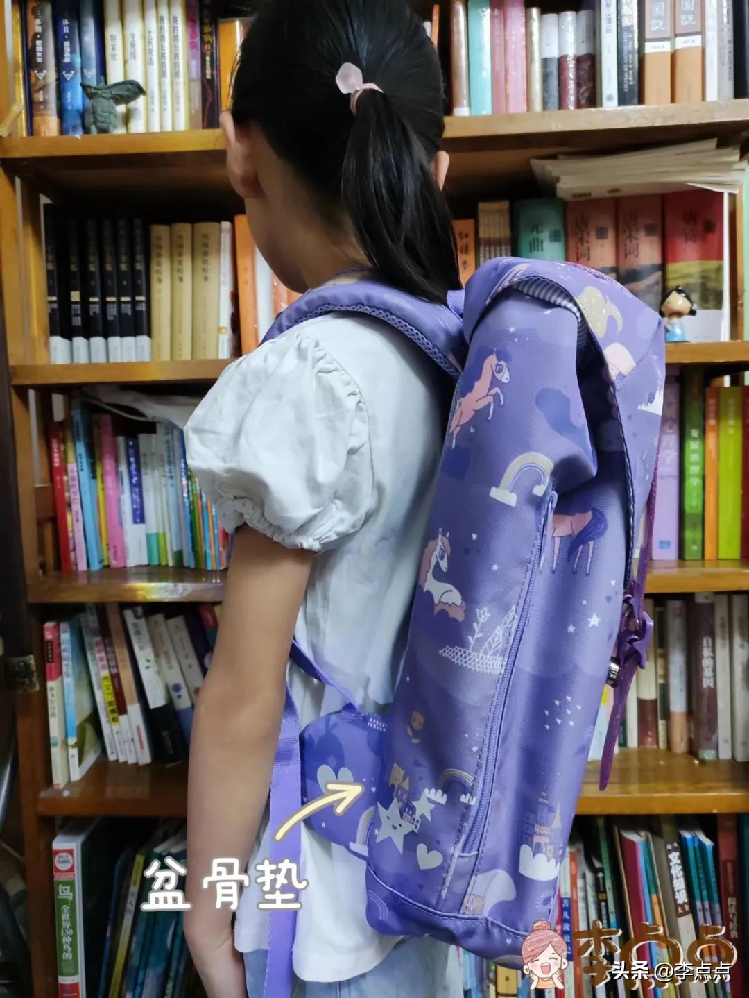 给小孩买奥特曼书包,给孩子们买奥特曼