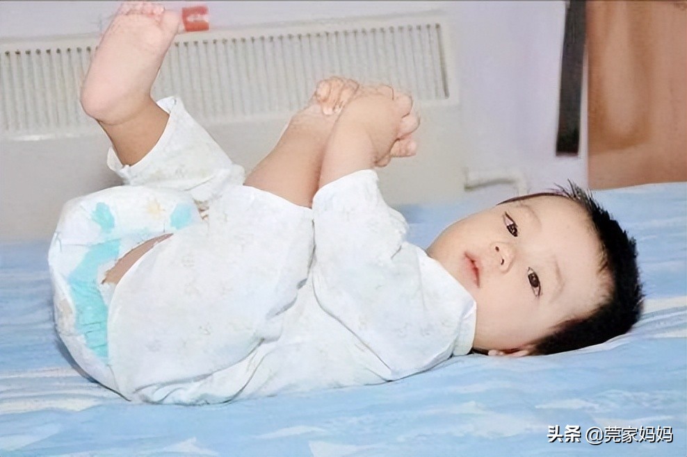 给宝宝换纸尿裤的正确方法,给宝宝换纸尿裤正确的方法