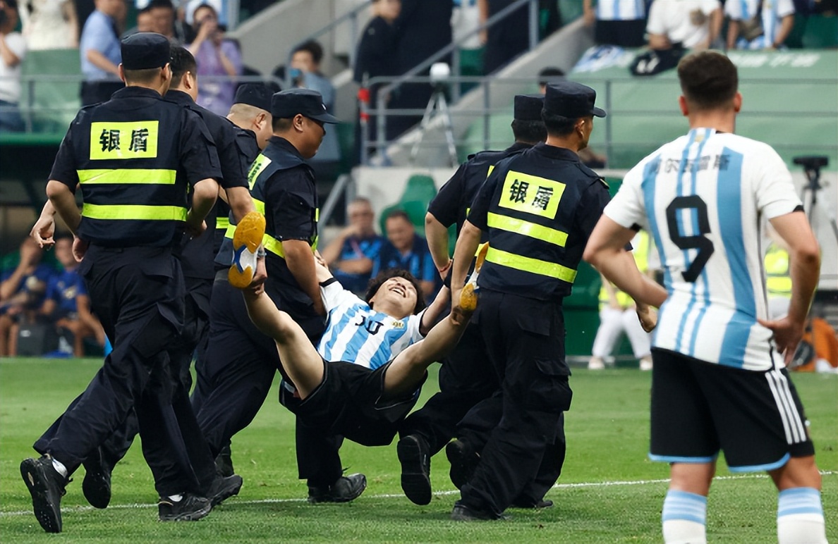 三名小球迷冲入场内梅西现场视频,梅西怎么回应被中国小球迷拥抱