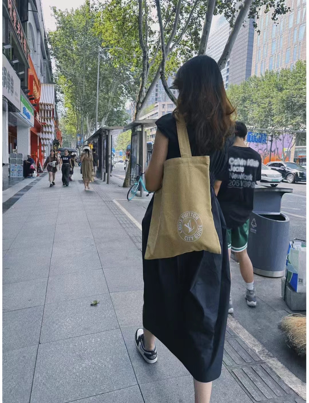 lv购物袋搭配衣服,lv帆布包穿搭