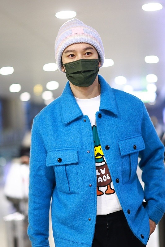 黄晓明戴渔夫帽搭白西装潮流减龄,黄晓明蓝色拼接外套