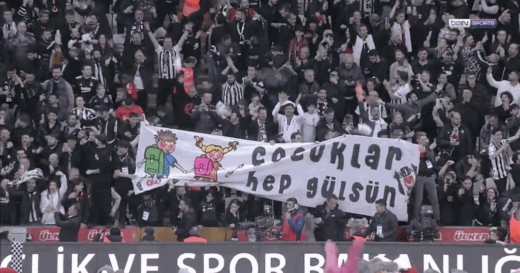 不是幻觉！土耳其球场下“泰廸熊雨”壮观场面为震灾儿童送暖打气