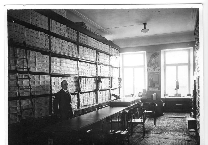 老照片里的汉奸,两个女汉奸与日寇合影