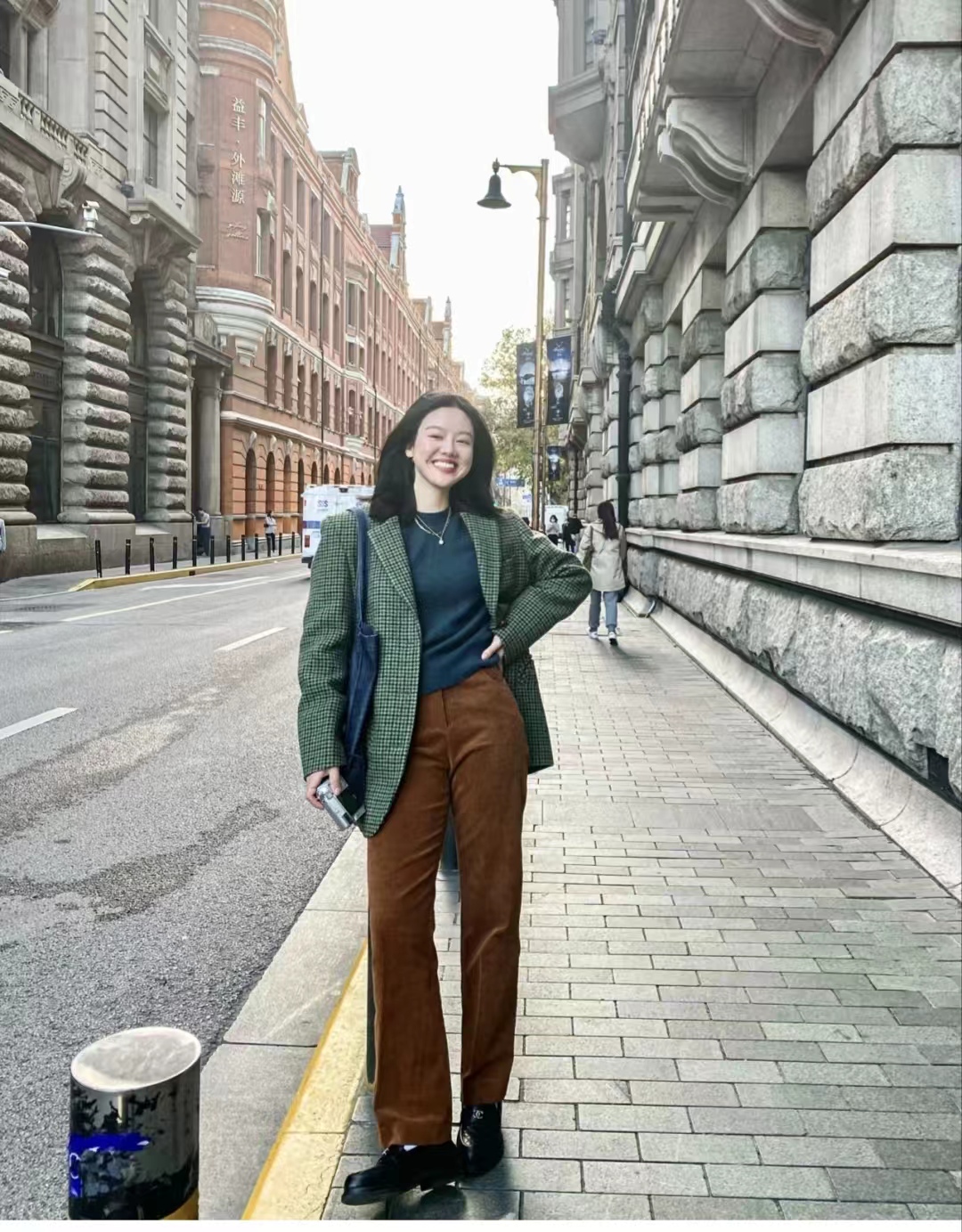 男士灯芯绒裤子可以搭配什么上衣,米白色灯芯绒裤子搭配什么鞋子