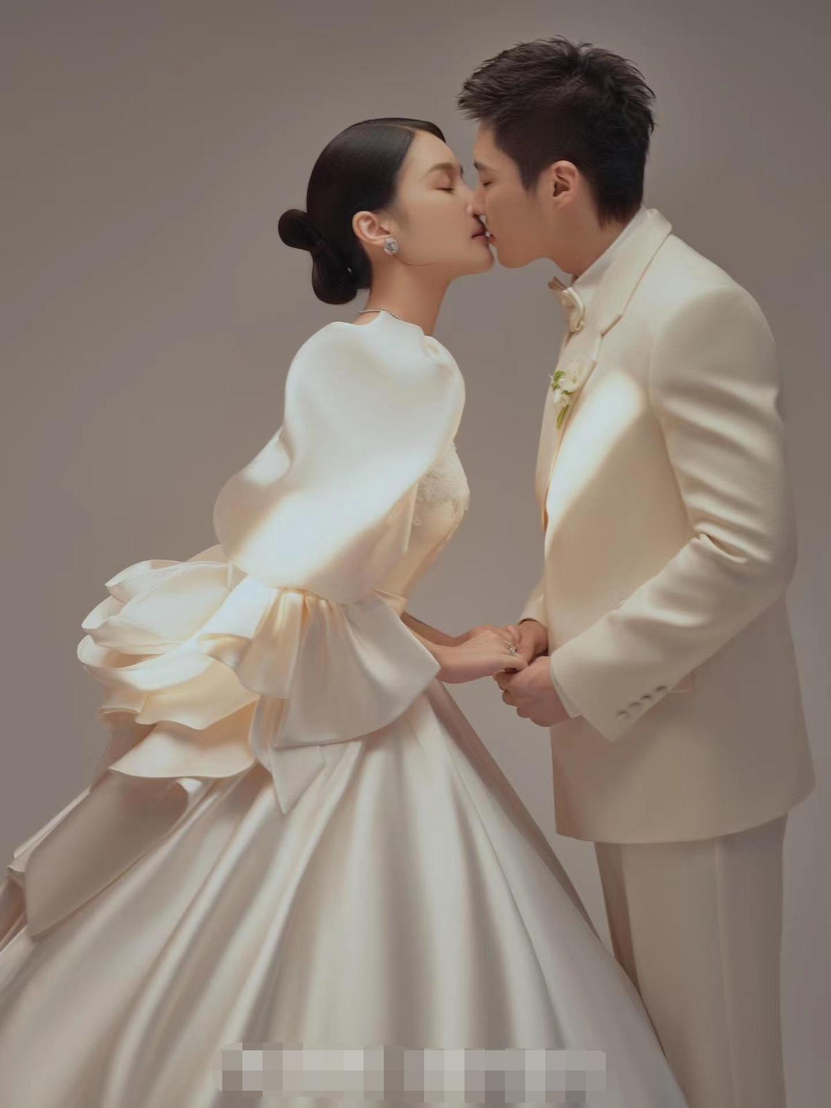 赵本山女儿晒结婚证件照,赵本山女儿晒结婚照