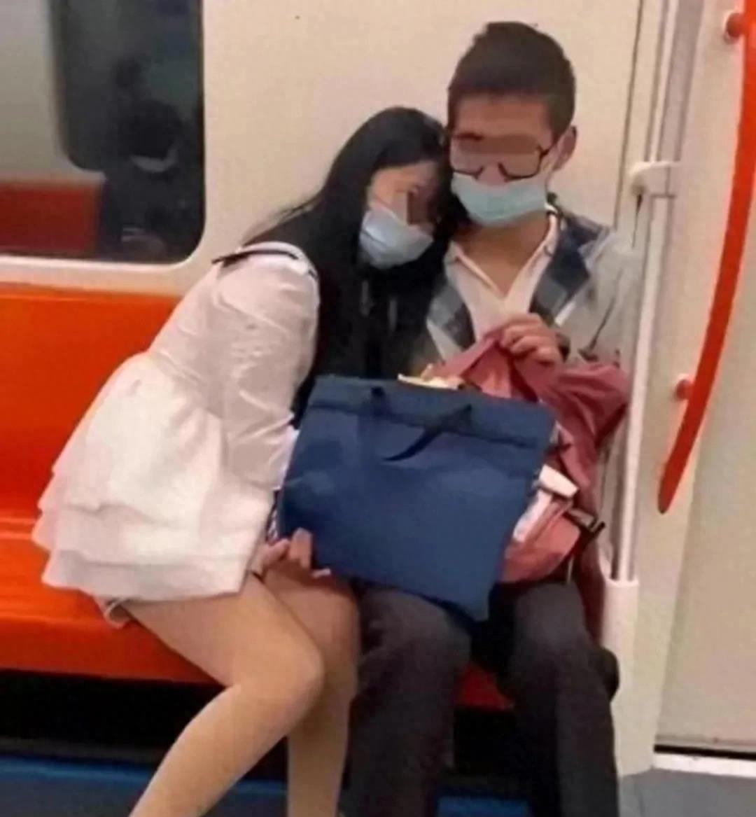 上海地铁情侣不雅行为曝光：皮包遮盖手放隐私部位引关注