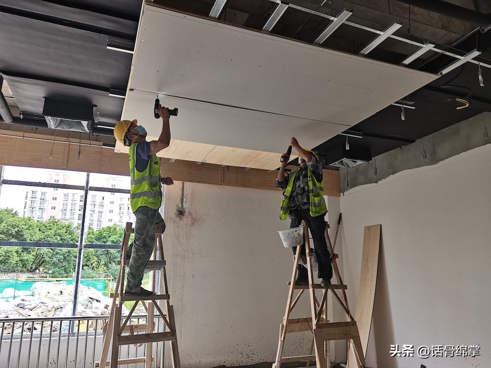 抢工期抓进度施工方案,抢时间赶工期重点项目五一忙不停