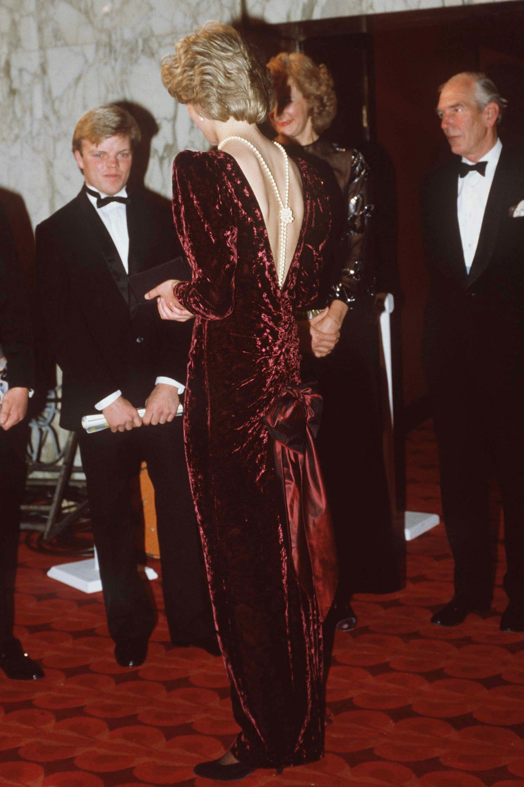 戴安娜王妃礼服大合集,戴安娜王妃最美的衣服