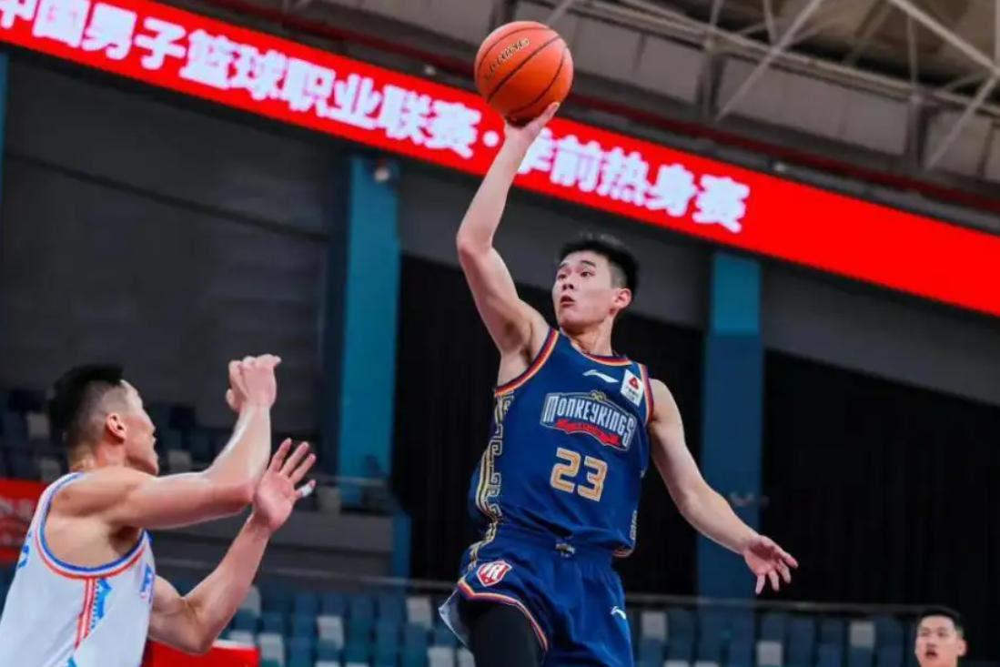 西热力江被停赛5场教练还是球员,西热力江的被罚款的动作