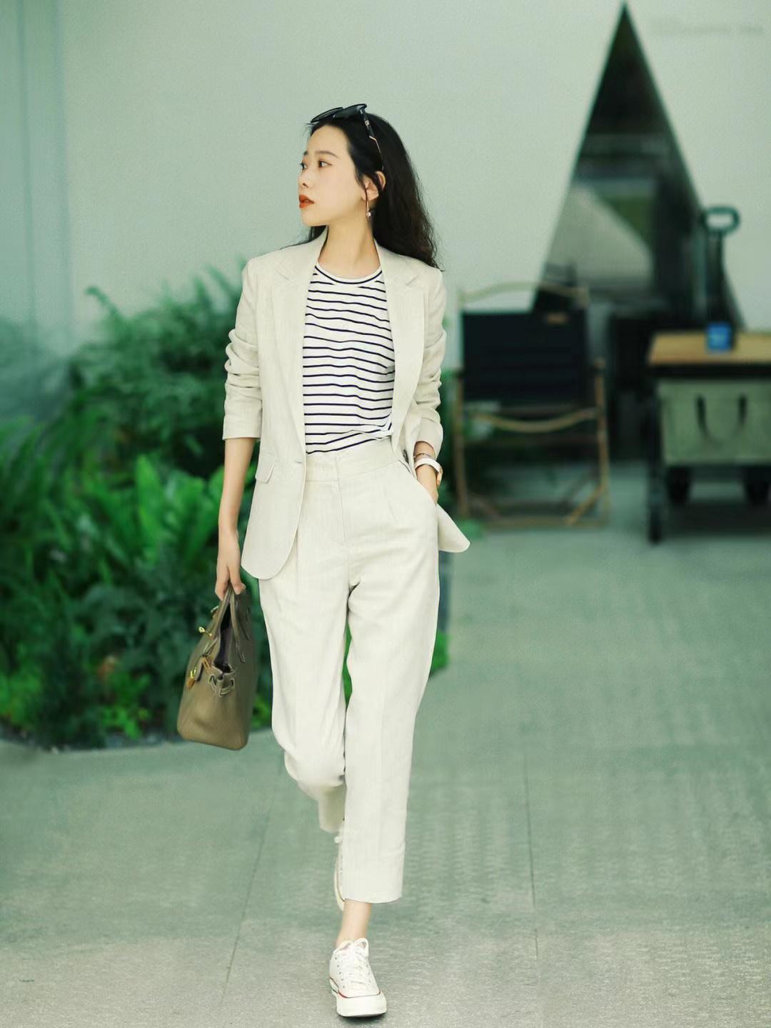 粉色帆布鞋适合多大年纪的人穿,不管什么年龄都百搭