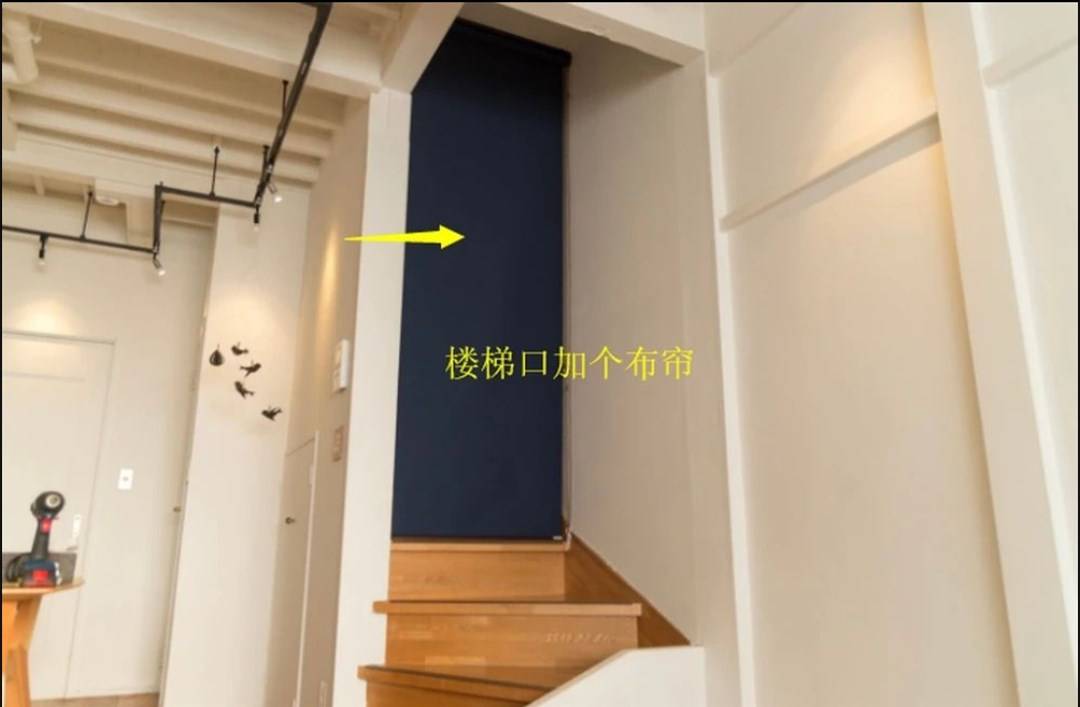 阁楼楼梯口封闭帘子,室内楼梯口怎么遮挡美观不跑热气