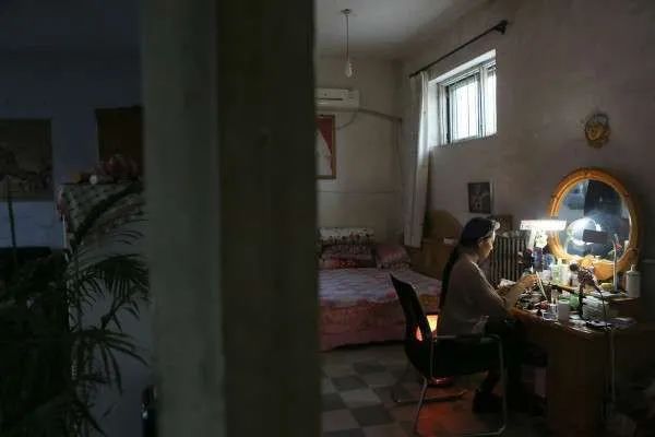 41岁，她用365张假面换取年入百万，迷倒全网宅男：想娶她回家