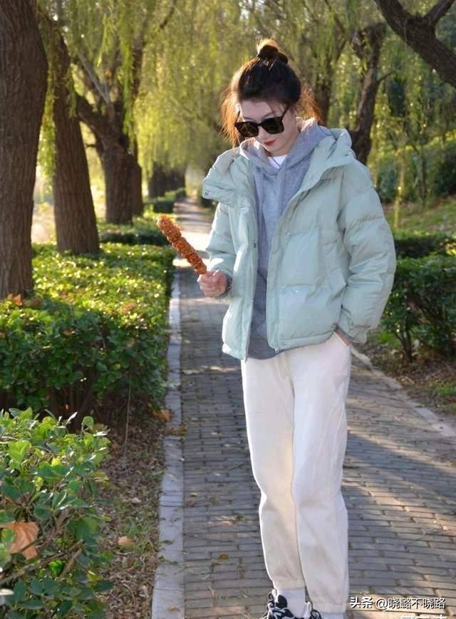 穿中款羽绒服搭配什么裤子,日常穿羽绒服搭配什么裤子好看