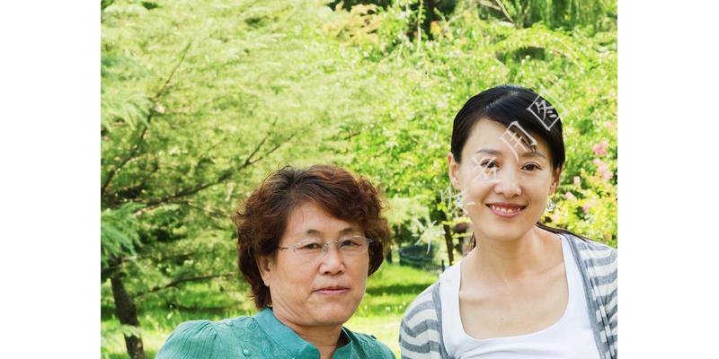 离婚十年，60岁的她拎一包东西上门：东西收下，我照顾你有仨条件