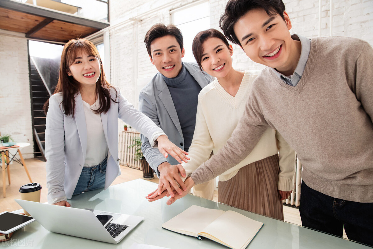 老婆在家做家务带孩子该给她钱吗,老婆在外面挣钱老公在家照顾孩子