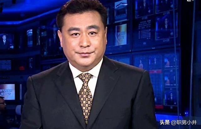 新闻联播主持人怎么站着念稿,新闻联播主持人为什么不低头念稿