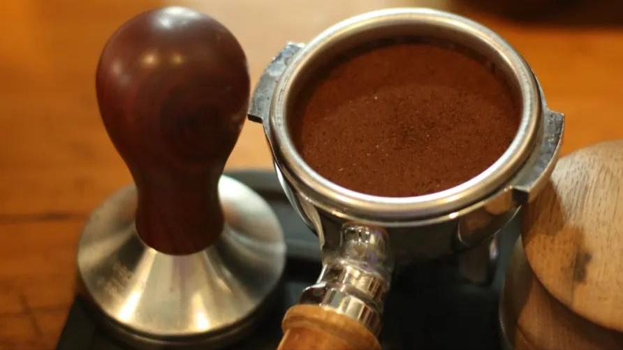 咖啡萃取后手柄里咖啡有水,萃取出来的咖啡液加开水还是冷水