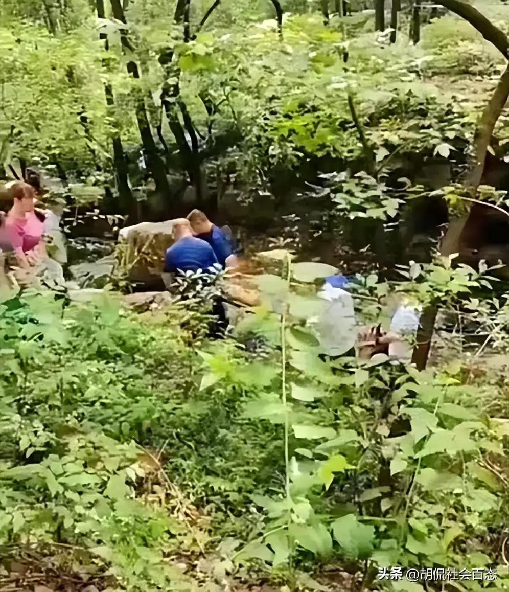 “看，一个死人”，大妈微笑和“尸体”合影