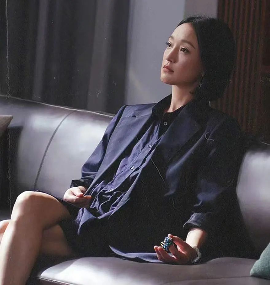 穿大牌西装背200块帆布包，混搭百元球鞋，她演女高管我服！