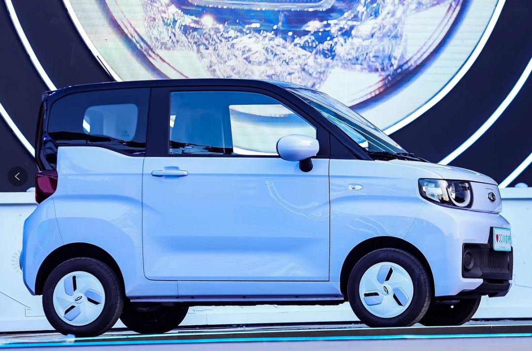 五菱mini跟奇瑞qq冰淇淋哪个好,纯电微型车新选择奇瑞qq冰淇淋