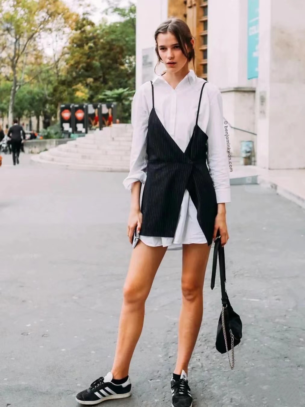 女人都该有的“长衬衫”，四种万能搭配公式，轻松get法式浪漫