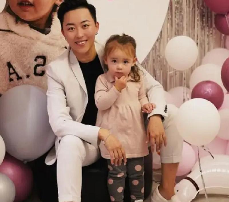 29岁单身女老板，花50万买精子，生下五国混血宝宝，如今怎样了？